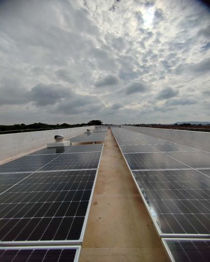 Sistema de microrrede de armazenamento de energia solar diesel 60kW/230kWh no Congo